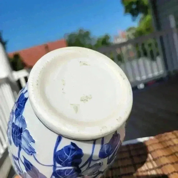 Asian Vase White & Blue Porcelain Floral, Leaf Motif Vase Mid 20th Century - Picture 4 of 17